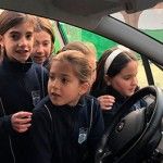 Los alumnos miran el coche de Inel