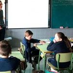 Alumnos en la explicación en la visita de Inel
