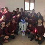 El colegio La Concepción con R2D2 en la visita de Inel