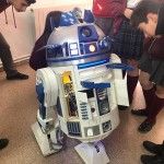 R2D2 en la visita de Inel al colegio