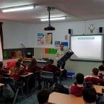 Inel da una explicación en su visita al colegio