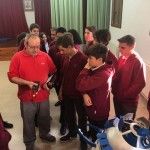 Inel explica a R2D2 en la visita al colegio