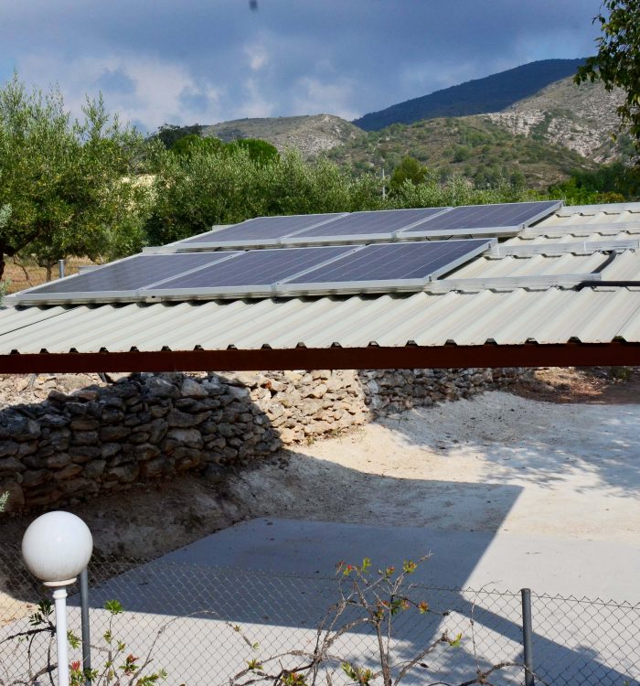Instalación Fotovoltaica de Autoconsumo de 1,6 kWp en Parking de Casa de Campo