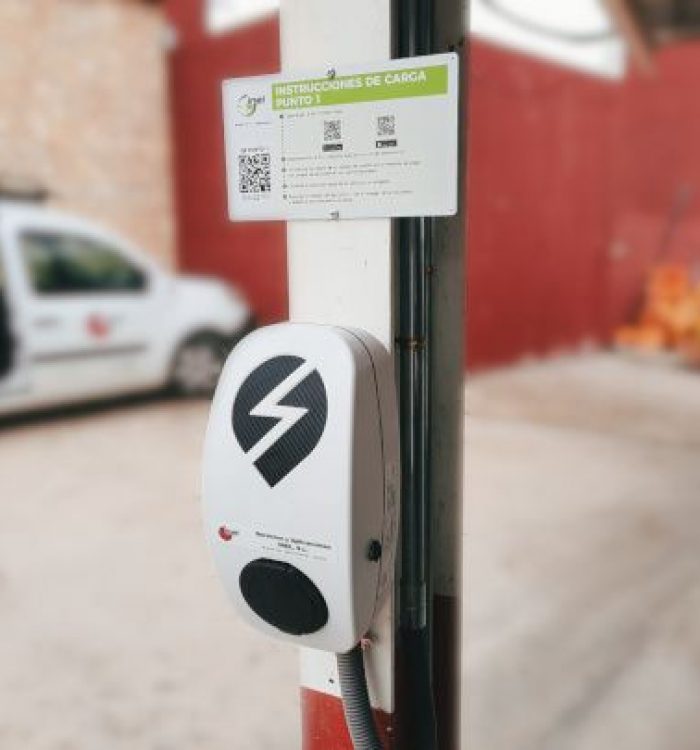 Instalación Punto de recarga vehiculo eléctrico en Hosteleria La Almarcha (Cuenca)