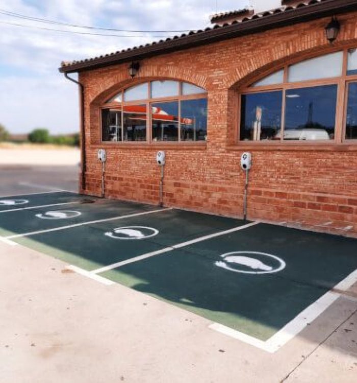Instalación Punto de recarga vehiculo eléctrico en Hosteleria La Sima (Cuenca)